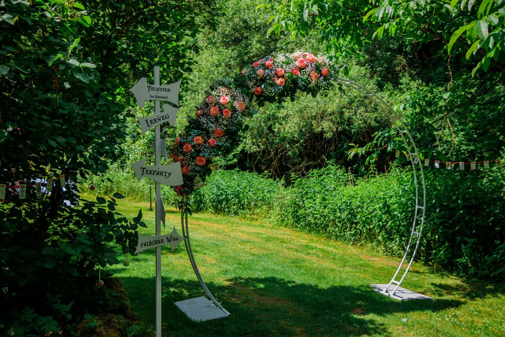 Eingang Hochzeit Alice im Wunderland