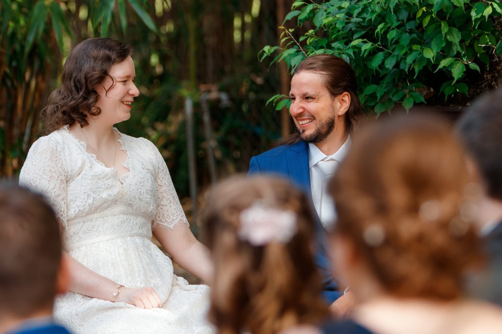 Das Hochzeitspaar lacht
