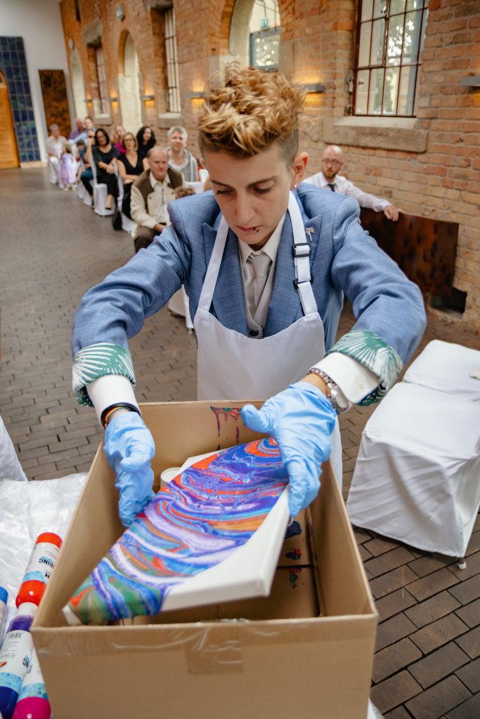 Trauritual mit Acrylic Pouring und Regenbogen