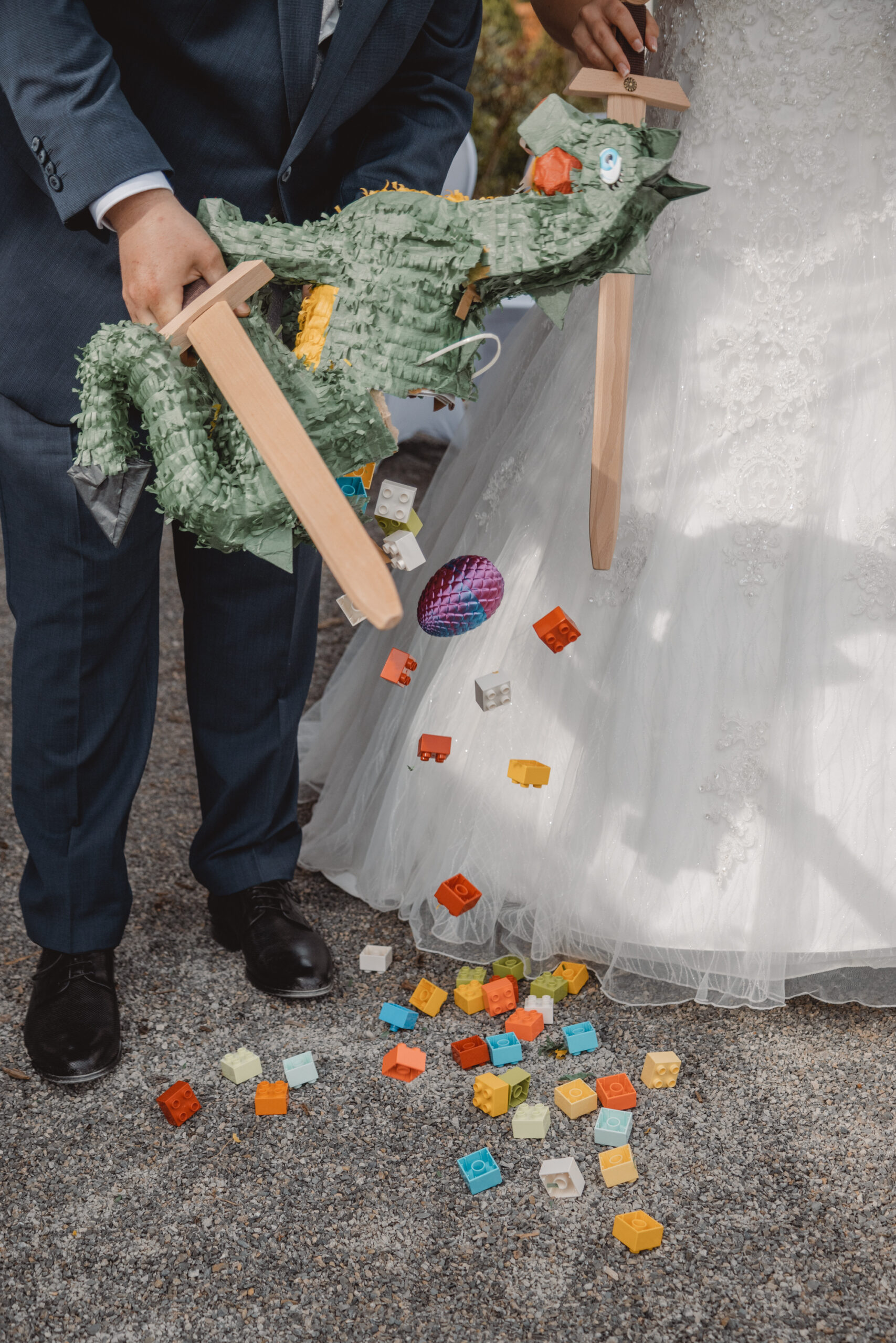 Trauritual Pinata als Drache