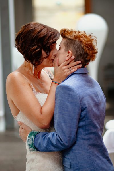 IMG_2679 Der Hochzeitskuss eines LGBTQ-Paares